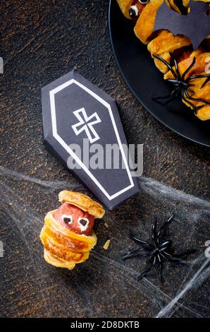 Lustige Würstchenmumien im Teig. Halloween-Leckerbissen Stockfoto