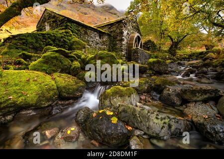 Wunderschöne Herbstfarben an der alten Mühle mit Wasserrad in Borrowdale, Keswick, Lake District, Großbritannien. Stockfoto