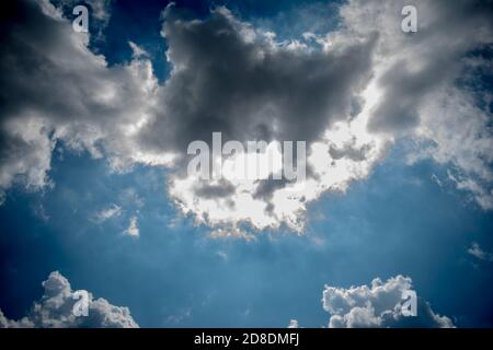 Natürlicher klarer Himmel und Wolken bei Cherrapunji im indischen Meghalaya-Staat, Nordostindien Stockfoto