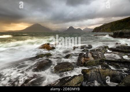 Raue Wellen schlagen an der felsigen Küste von Elgol auf der Isle of Skye, Schottland, Großbritannien. Stockfoto