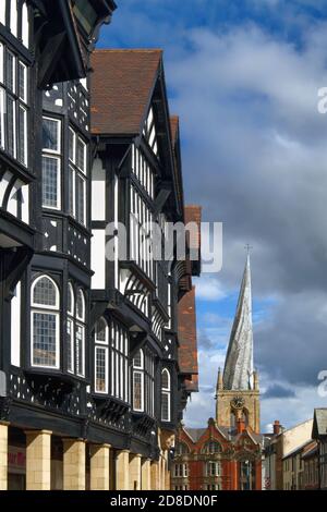 Gebäude im Stil von Großbritannien, Derbyshire, Chesterfield, Tudor auf Knifesmithgate und der Crooked Spire Church Stockfoto