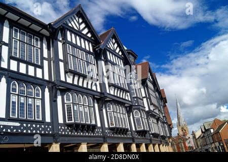 Gebäude im Stil von Großbritannien, Derbyshire, Chesterfield, Tudor auf Knifesmithgate und der Crooked Spire Church Stockfoto