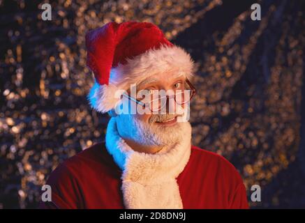 Porträt eines älteren bärtigen Mannes in Brillen und in Santa Kostüm Stockfoto