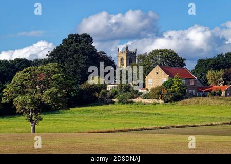 Großbritannien, South Yorkshire, Barnburgh, St. Peter's Church und die umliegende Landschaft Stockfoto