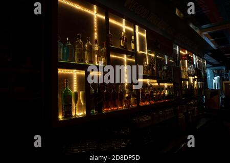 Kolkata, Westbengalen, Indien - 21. Oktober 2020 : Arrangement von Weinflasche in einer Bar Theke bei schwachem Licht Stockfoto