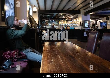 Ein Mann genießt ein Bier im Ye Olde Salutation Inn in Nottingham, bevor er seine Türen schließt, wenn am Freitag ab 0001 Uhr Tier-3-Beschränkungen gelten. Stockfoto