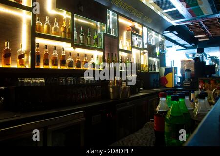 Kolkata, Westbengalen, Indien - 21. Oktober 2020 : Arrangement von Weinflasche in einer Bar Theke bei schwachem Licht Stockfoto