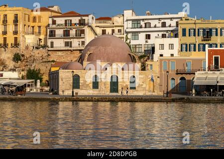 Die Hasan-Pascha-Moschee am alten Venezianischen Hafen, Chania, Kreta, Griechenland, Europa Küçük die Hasan Pascha Moschee in der Alten Venezianischen Harbe Stockfoto