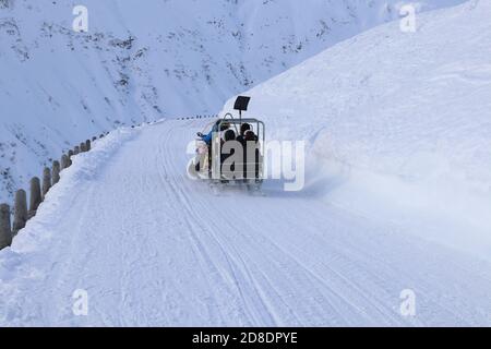 Realp, Kanton Uri (UR)/ Schweiz - Januar 26 2020: Schneemobiltransport für Touristen zum Hotel im Winter Stockfoto