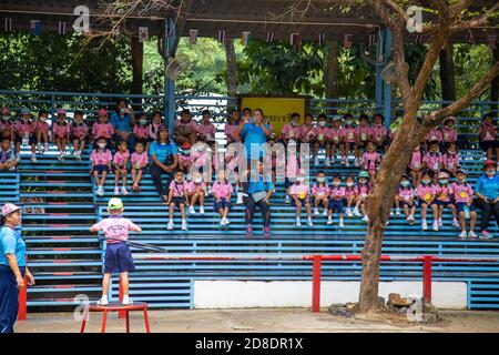Koh Samui, Thailand - 22. Februar 2020: Führung durch eine asiatische Schule. Kinder lernen in Masken Stockfoto
