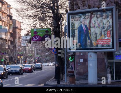 Jerewan, Armenien - 1. April 2017: Großes Wahlplakat der armenischen Regierungspartei, der Republikanischen Partei Armeniens (RPA), die Präsident S auswählt Stockfoto