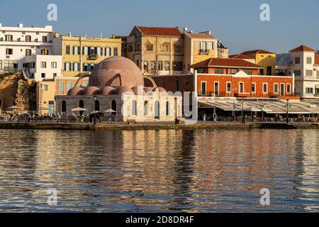 Die Hasan-Pascha-Moschee am alten Venezianischen Hafen, Chania, Kreta, Griechenland, Europa Küçük die Hasan Pascha Moschee in der Alten Venezianischen Harbe Stockfoto