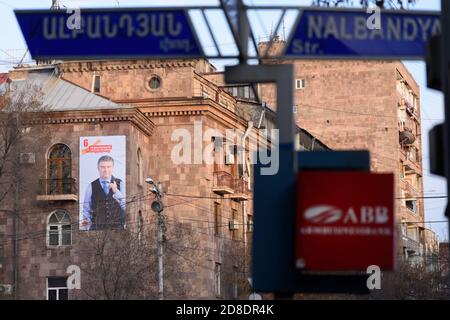 Jerewan, Armenien - 1. April 2017: Großes Wahlplakat der armenischen Regierungspartei Republikanische Partei Armeniens (RPA). Stockfoto