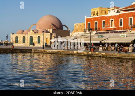 Restaurants und die Hasan-Pascha-Moschee am alten Venezianischen Hafen, Chania, Kreta, Griechenland, Europa und die Küçük Hasan Pasha Stockfoto