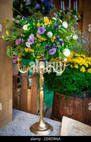 Blumen Restaurant Dekoration für Weddind Tisch von Brautpaar Feier Stockfoto