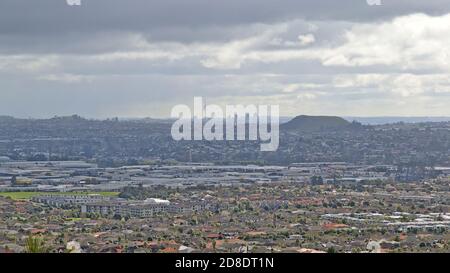 AUCKLAND, NEUSEELAND - 31. Aug 2019: Abgelegene Ansicht der Skyline von Auckland von East Tamaki Heights durch weite flache Vororte Stockfoto
