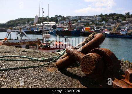 Konzentrieren Sie sich auf rostigen Metall Liegeplatz mit Booten in Newlyn Hafen Hinter Stockfoto