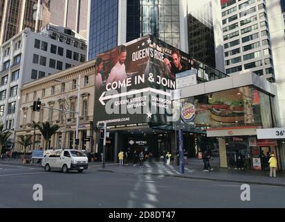 AUCKLAND, NEUSEELAND - 25. Aug 2019: Blick auf New World Metro Supermarkt und Burger King Restaurant auf der Queen Street Stockfoto