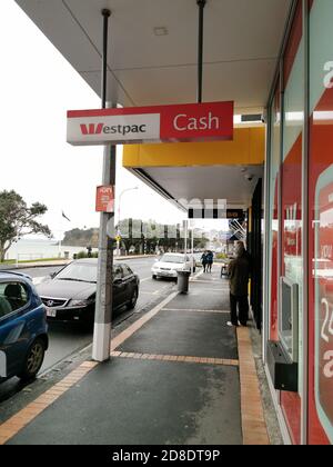 AUCKLAND, NEUSEELAND - 23. Aug 2019: Blick auf das Westpac Bankbüro in Mission Bay mit Autos und Leuten Stockfoto