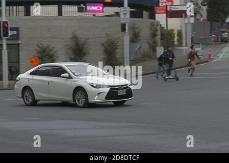 AUCKLAND, NEUSEELAND - 13. Aug 2019: Blick auf den weißen Hybrid-Auto überqueren Anzac Avenue in schwachem Licht mit verschwommenem Hintergrund Stockfoto