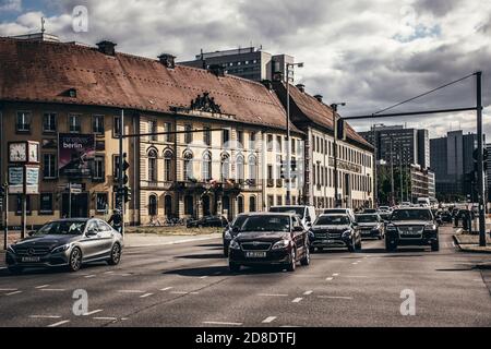 Berlin/Deutschland - 13. Mai 2019: Klassische Architektur aus dem 18. Bis 19. Jahrhundert an Berliner Straßen, bewölkter Sommertag, Sehenswürdigkeiten Stockfoto