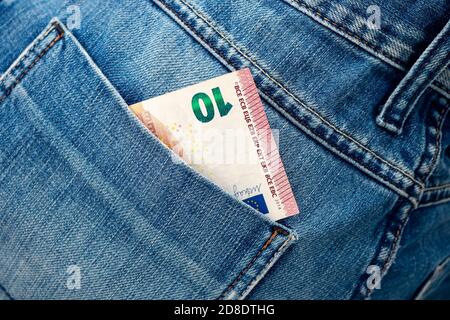 Euro-Schein in der Gesäßtasche der Jeans. Zehn Euro in einer Denim-Tasche. Nahaufnahme Stockfoto