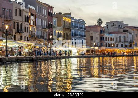 Restaurants an der Uferpromenade und die Altstadt am alten Venezianischen Hafen in der Abenddämmerung, Chania, Kreta, Griechenland, Europa Stockfoto