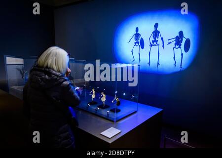 Do 29. Oktober 2020. Edinburgh, Großbritannien. Besucher der Ausstellung ‘Ray Harryhausen: Titan of Cinema’ in der Scottish National Gallery of Modern Art. Dies ist die erste neue Ausstellung, die nach ihrer fünfmonatigen Schließung während der COVID-19-Pandemie in den National Galleries of Scotland eröffnet wurde. Die Ausstellung ist zu sehen von Sa 24 Okt 2020 - so 5 Sep 2021. Ray Harryhausen war ein bahnbrechender Spezialeffekte- und Animationskünstler, der in den 1950er Jahren in Hollywood seine Arbeit begann. Zu seinen Arbeiten gehörten die Filme Jason und die Argonauten, die Sinbad-Filme und One Million Years B.C. und Mighty Joe Young. Stockfoto