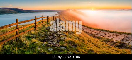Panorama-Sonnenaufgang Blick auf schöne Wolke Inversion im Peak District Tal. Am Mam Tor. Stockfoto