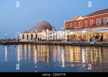 Restaurants und die Hasan-Pascha-Moschee am alten Venezianischen Hafen in der Abenddämmerung, Chania, Kreta, Griechenland, Europa Stockfoto