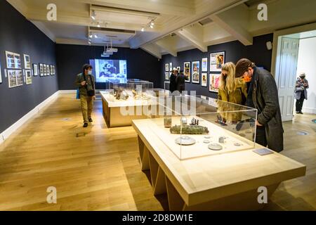 Do 29. Oktober 2020. Edinburgh, Großbritannien. Besucher der Ausstellung ‘Ray Harryhausen: Titan of Cinema’ in der Scottish National Gallery of Modern Art. Dies ist die erste neue Ausstellung, die nach ihrer fünfmonatigen Schließung während der COVID-19-Pandemie in den National Galleries of Scotland eröffnet wurde. Die Ausstellung ist zu sehen von Sa 24 Okt 2020 - so 5 Sep 2021. Ray Harryhausen war ein bahnbrechender Spezialeffekte- und Animationskünstler, der in den 1950er Jahren in Hollywood seine Arbeit begann. Zu seinen Arbeiten gehörten die Filme Jason und die Argonauten, die Sinbad-Filme und One Million Years B.C. und Mighty Joe Young. Stockfoto