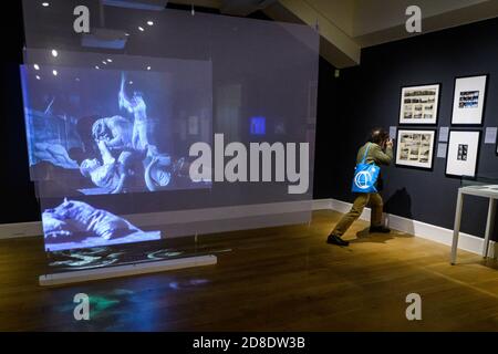 Do 29. Oktober 2020. Edinburgh, Großbritannien. Besucher der Ausstellung ‘Ray Harryhausen: Titan of Cinema’ in der Scottish National Gallery of Modern Art. Dies ist die erste neue Ausstellung, die nach ihrer fünfmonatigen Schließung während der COVID-19-Pandemie in den National Galleries of Scotland eröffnet wurde. Die Ausstellung ist zu sehen von Sa 24 Okt 2020 - so 5 Sep 2021. Ray Harryhausen war ein bahnbrechender Spezialeffekte- und Animationskünstler, der in den 1950er Jahren in Hollywood seine Arbeit begann. Zu seinen Arbeiten gehörten die Filme Jason und die Argonauten, die Sinbad-Filme und One Million Years B.C. und Mighty Joe Young. Stockfoto