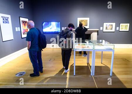 Do 29. Oktober 2020. Edinburgh, Großbritannien. Besucher der Ausstellung ‘Ray Harryhausen: Titan of Cinema’ in der Scottish National Gallery of Modern Art. Dies ist die erste neue Ausstellung, die nach ihrer fünfmonatigen Schließung während der COVID-19-Pandemie in den National Galleries of Scotland eröffnet wurde. Die Ausstellung ist zu sehen von Sa 24 Okt 2020 - so 5 Sep 2021. Ray Harryhausen war ein bahnbrechender Spezialeffekte- und Animationskünstler, der in den 1950er Jahren in Hollywood seine Arbeit begann. Zu seinen Arbeiten gehörten die Filme Jason und die Argonauten, die Sinbad-Filme und One Million Years B.C. und Mighty Joe Young. Stockfoto