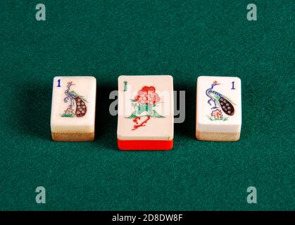 Mah – Jong. Brettspiel. Verschiedene Designarten (verschiedene Marken oder Marken) der 1 Bambus Fliese Stockfoto