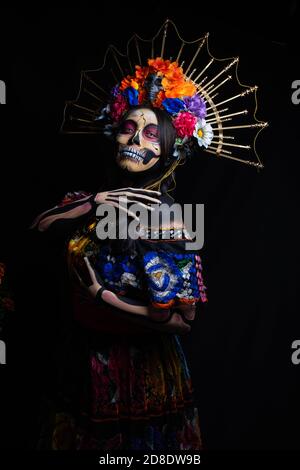 Frau personifiziert als catrina am Tag der Toten Stockfoto