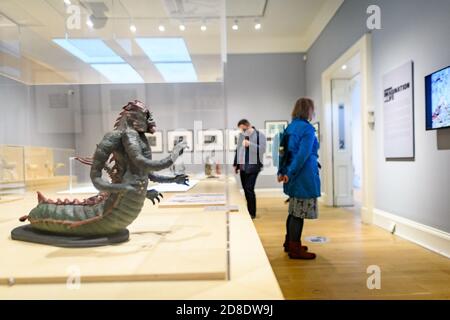 Do 29. Oktober 2020. Edinburgh, Großbritannien. Besucher der Ausstellung ‘Ray Harryhausen: Titan of Cinema’ in der Scottish National Gallery of Modern Art. Dies ist die erste neue Ausstellung, die nach ihrer fünfmonatigen Schließung während der COVID-19-Pandemie in den National Galleries of Scotland eröffnet wurde. Die Ausstellung ist zu sehen von Sa 24 Okt 2020 - so 5 Sep 2021. Ray Harryhausen war ein bahnbrechender Spezialeffekte- und Animationskünstler, der in den 1950er Jahren in Hollywood seine Arbeit begann. Zu seinen Arbeiten gehörten die Filme Jason und die Argonauten, die Sinbad-Filme und One Million Years B.C. und Mighty Joe Young. Stockfoto