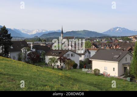 Gemeinde Cham, Kanton Zug (ZG)/ Schweiz - April 19 2020: Blick vom Schluechthof auf das Zentrum der Schweizer Stadt Cham, Pilatusberg im Hintergrund Stockfoto