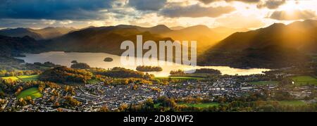 Panoramablick auf beliebtes Touristenziel; Derwentwater im Lake District, Großbritannien. Lichtstrahlen durchbrechen die dramatischen Wolken. Stockfoto