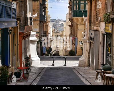 Ein Blick auf eine typische Straßenszene in Valletta, MaltaBild von Julian Brown Stockfoto