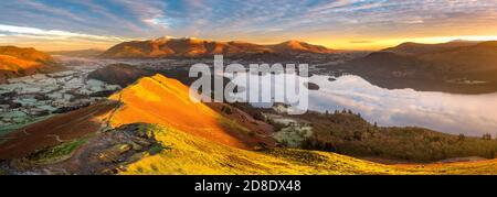 Breites Panorama von Derwentwater im Lake District an einem ruhigen Morgen mit Wintersonnenlicht aufgenommen. Keswick, Großbritannien. Stockfoto