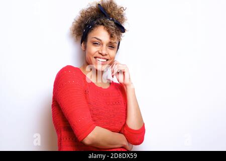 Portrait von lächelndem afroamerikanischen Mädchen mit Bandana gegen Weiß Hintergrund Stockfoto