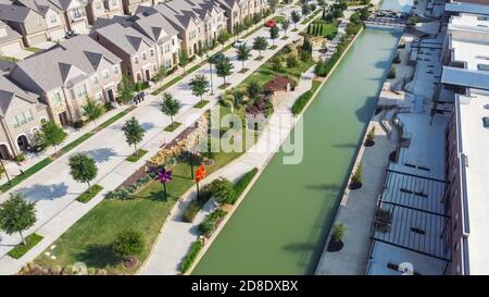 Luftaufnahme Flussufer Stadthäuser und Mall Streifen entlang Kanal in Flower Mound, Texas, USA Stockfoto