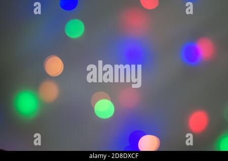 Weihnachten mehrfarbige Licht unschärfen Punkte Hintergrund auf schwarz Stockfoto