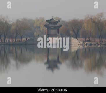 Pagode spiegelte sich in stillem Wasser des Sees am Sommerpalast, Peking Stockfoto