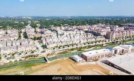 Draufsicht neue Entwicklung Riverside Wohn-und Geschäftsviertel mit leerstehenden Land in Texas, USA Stockfoto