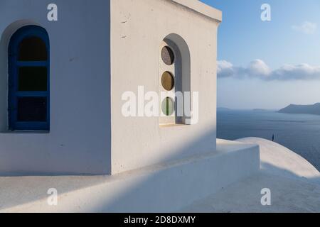 Weiße Villa, typisch griechische Architektur am Rande der Caldera. Oia, Santorini Island, Griechenland. Stockfoto