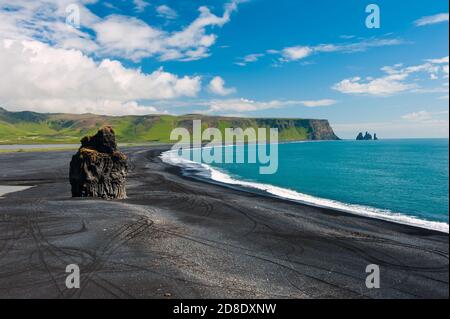 Schöne Felsformation an einem schwarzen vulkanischen Strand am Kap Dyrhólaey, der südlichste Punkt von Island. Stockfoto