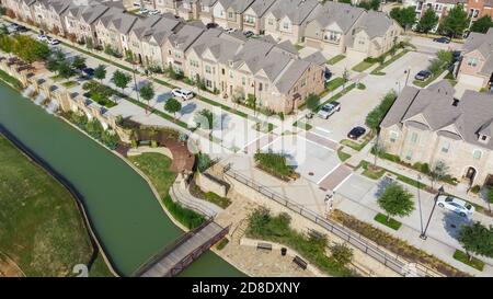 Luftaufnahme Flussufer brandneue zweistöckige Stadthäuser in der Innenstadt von Flower Mound, Texas, USA Stockfoto