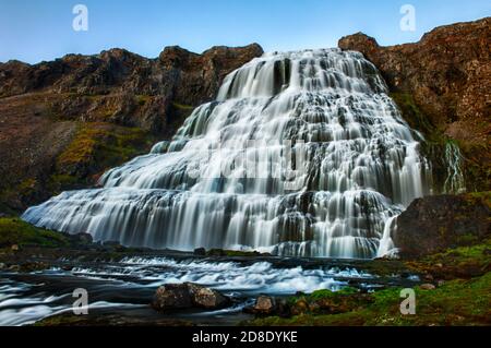 Dynjandi ist der berühmteste Wasserfall der Westfjorde und einer der schönsten Wasserfälle in ganz Island. Es ist tatsächlich die Kaskade von Stockfoto