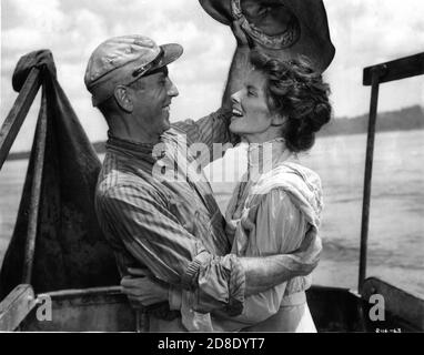 HUMPHREY BOGART und KATHARINE HEPBURN in DER AFRIKANISCHEN KÖNIGIN 1951 Regisseur JOHN HUSTON Roman C.S. Forester Drehbuch James Agee und John Huston UK - USA Koproduktion Romulus Films / Horizon Pictures / Independent Film Distributors (IFD) / United Artists Stockfoto